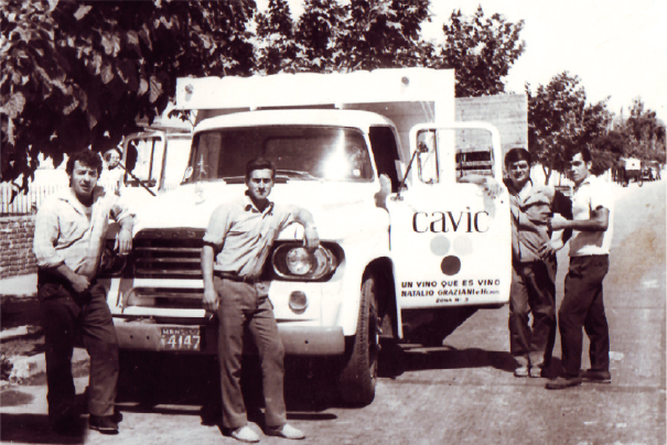 Histórica foto de trabajadores con camión de reparto