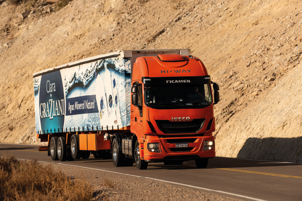 Camión moderno de Hidra Embotelladora